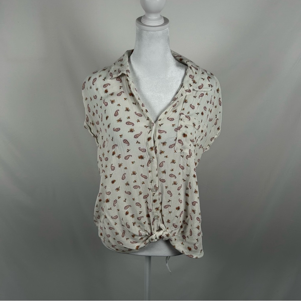 Olive & Oak White Pink Paisley Short Sleeve Cropped Blouse
